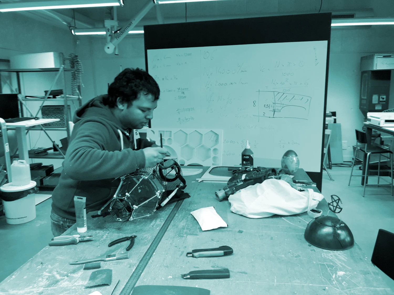 Mathieu en train d'assembler un objet de cosplay sur un établi du fablab