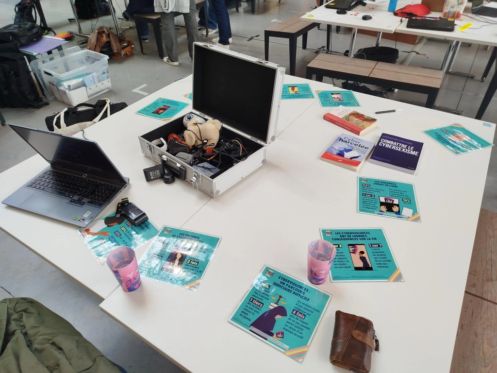 Sur un table mallette Objets malveillants et fiches pédagogiques