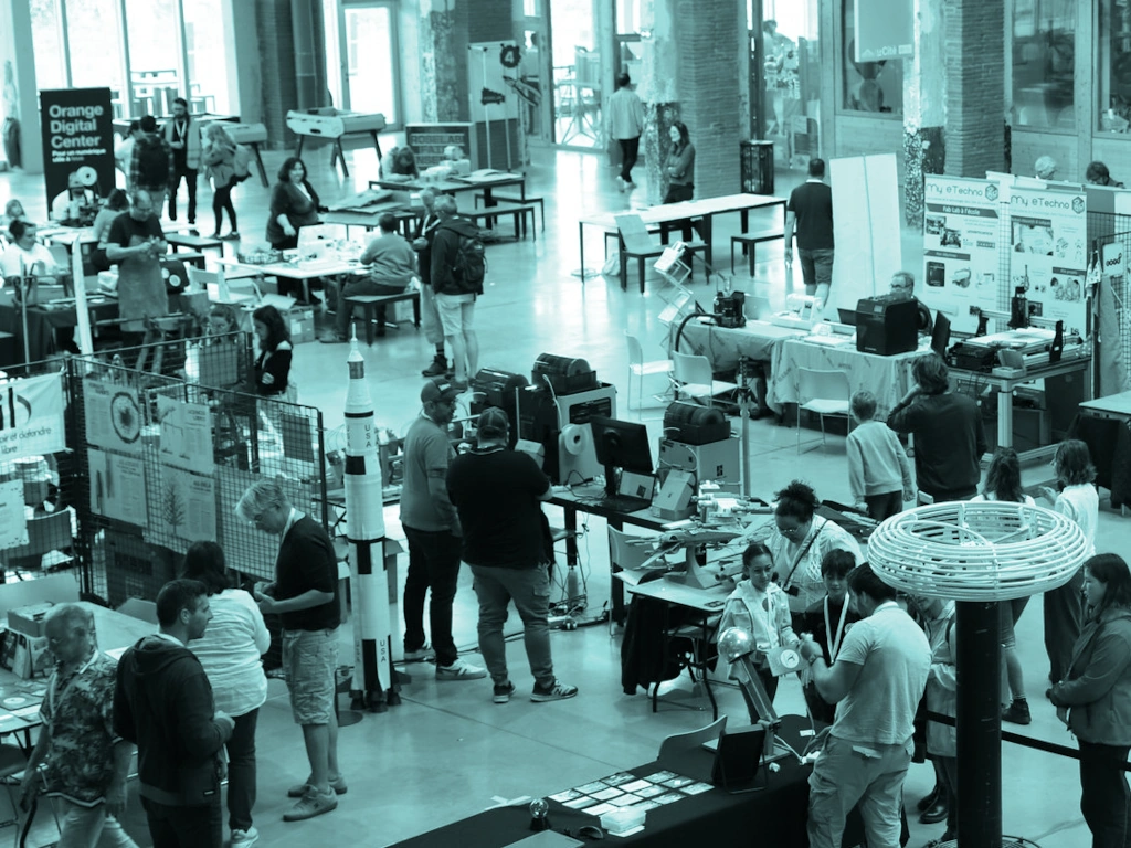 vue d'ensemble de la grande salle et des participants et stands.