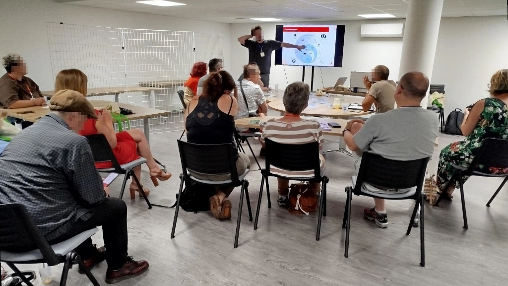 Photo de l'atelier de présentation de la mallette objets connectés malveillants.