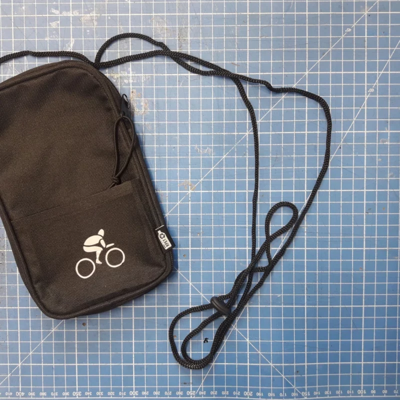 Pochette noire floquée avec l'image d'un cycliste stylisé (en blanc)